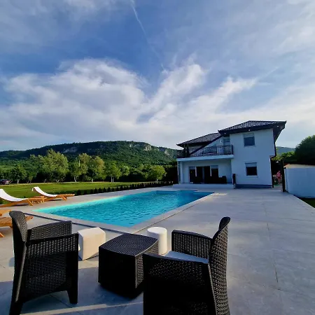 Eda Villa *